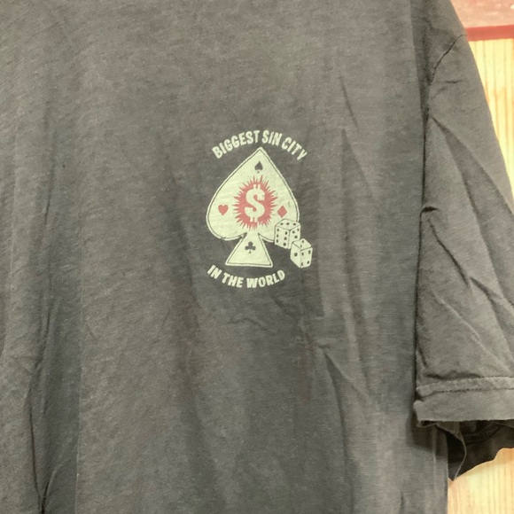 Lucky brand classic fit. Sinners poker club 1969. Great graphics. - Picture 3 of 5